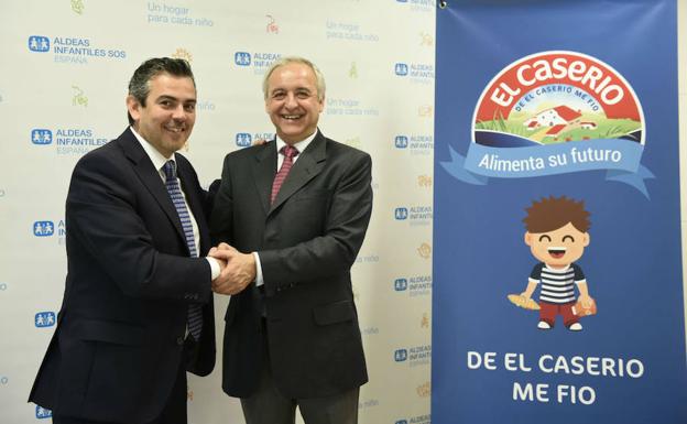 Firma del acuerdo por Adolfo Torre -izquierda-, Marketing Manager de la categoría de Quesos y Postres de Mondelez Internacional en España y Pedro Puig, presidente de Aldeas Infantiles SOS.