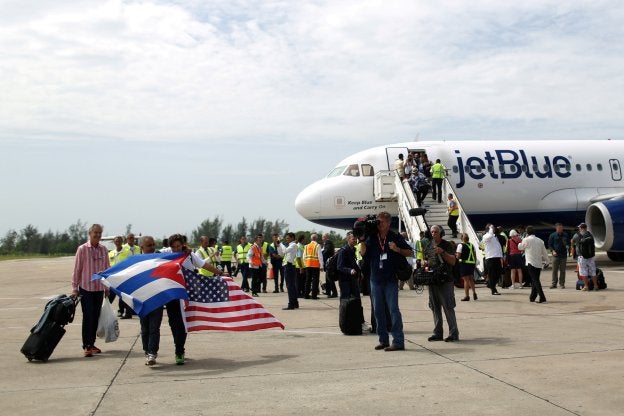 Los pasajeros descienden del primer avión comercial que, en agosto de 2016, enlazó EE UU con Cuba en cincuenta años. :: reuters
/