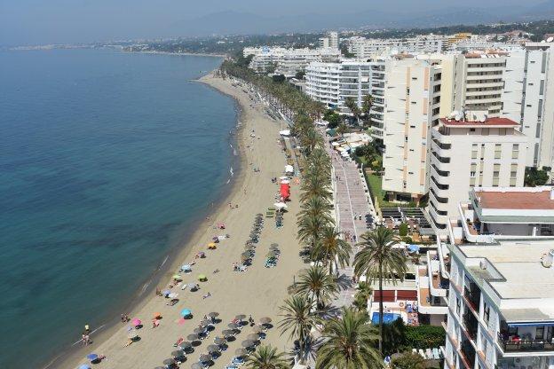 El municipio contará este año con menos zonas ocupadas por concesiones de hamacas y sombrillas./Josele-Lanza -