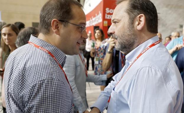 César Luena y José Luis Ábalos./Emilio Naranjo (Efe)