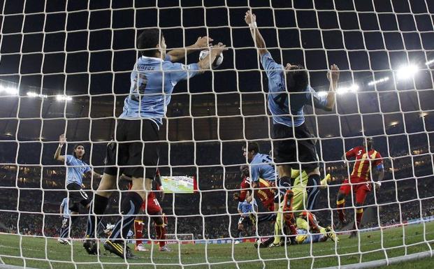 El uruguayo Luis Suárez evita un gol de Ghana en el Mundial de 2010. /Reuters