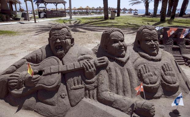 Las esculturas de arena "La última cena", de José Emilio Martín, en Torremolinos.