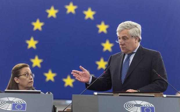 El presidente del Parlamento Europeo, Antonio Tajani (d). /PATRICK SEEGER (Efe)