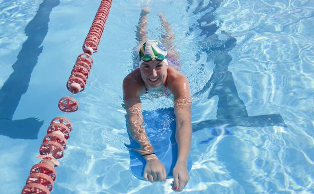 Paula Ruiz, ayer en la piscina exterior de Inacua. /Álvaro Cabrera