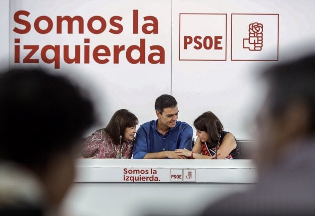 Sánchez conversa con Cristina Narboa (a la izquierda) y Adriana Lastra antes de la reunión de ayer de la ejecutiva del PSOE. :: Emilio naranjo/ efe/