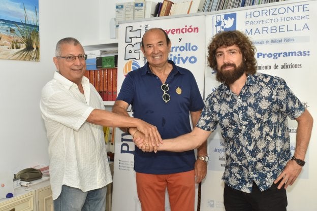 Félix Revuelta, en el centro, tras donar 80.000 euros a Proyecto Hombre Marbella. :: josele-lanza