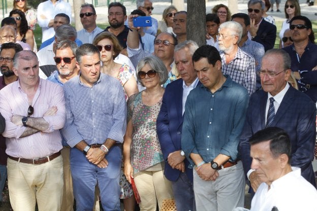 Autoridades y familiares de Martín Carpena, ayer durante la ofrenda floral. :: álvaro cabrera