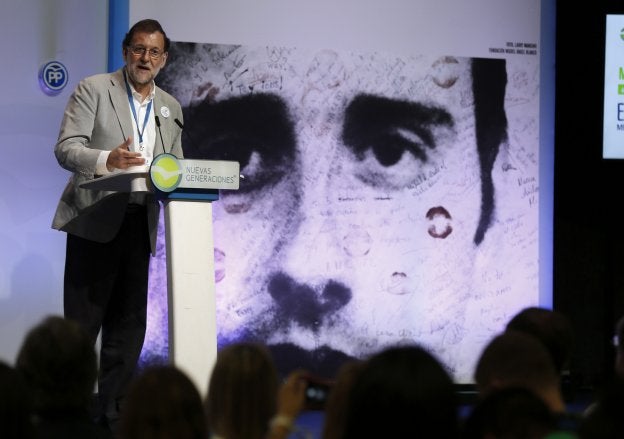 Rajoy, durante su discurso en la escuela de formación Miguel Ángel Blanco en Bilbao. :: Luis Tejido / efe