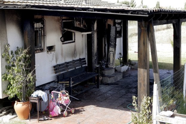 Porche de la casa prefabricada en la pedanía El Palmar en el que se originó el fuego :: efe