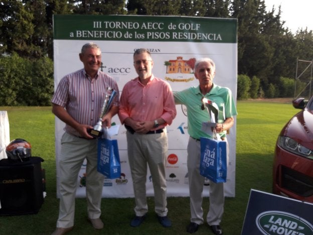 Fernando Aguilar, con la pareja ganadora del torneo en el Guadalhorce.