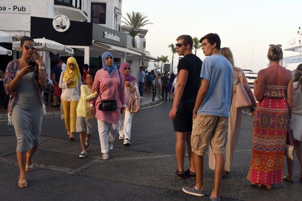 Turistas en Puerto Banús.