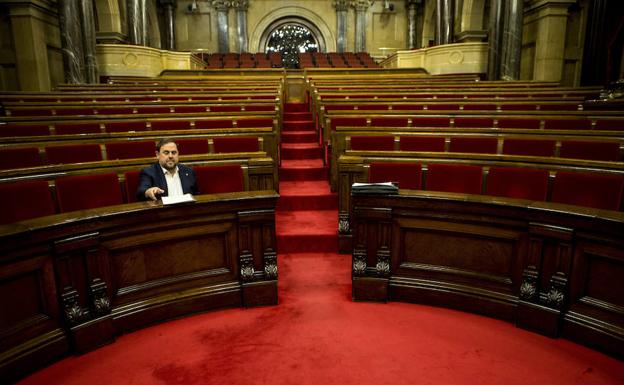 Junqueras ocupa su escaño.