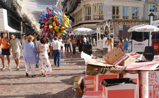 Basura acumulada en la calle Larios durante la feria de Málaga.