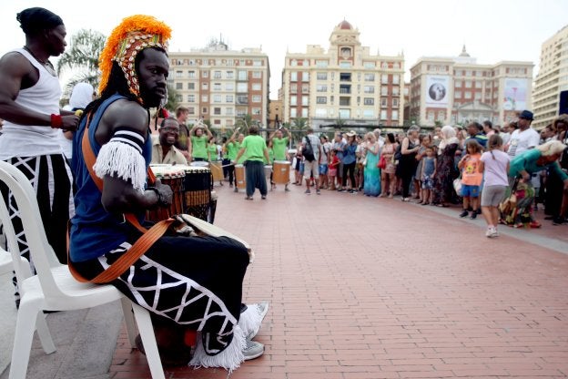 Grupos de batucadas en la plaza de La Marina. :: salvador salas