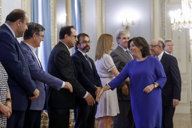 La vicepresidenta saluda a los consejeros que acudieron ayer a una reunión en la Moncloa. :: E. Naranjo / efe