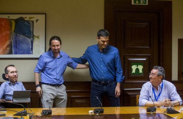 Iglesias y Sánchez se saludan antes de la reunión de ayer en el Congreso. :: Ángel de Antonio