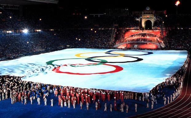 La bandera olímpica, durante la ceremonia de inauguración.