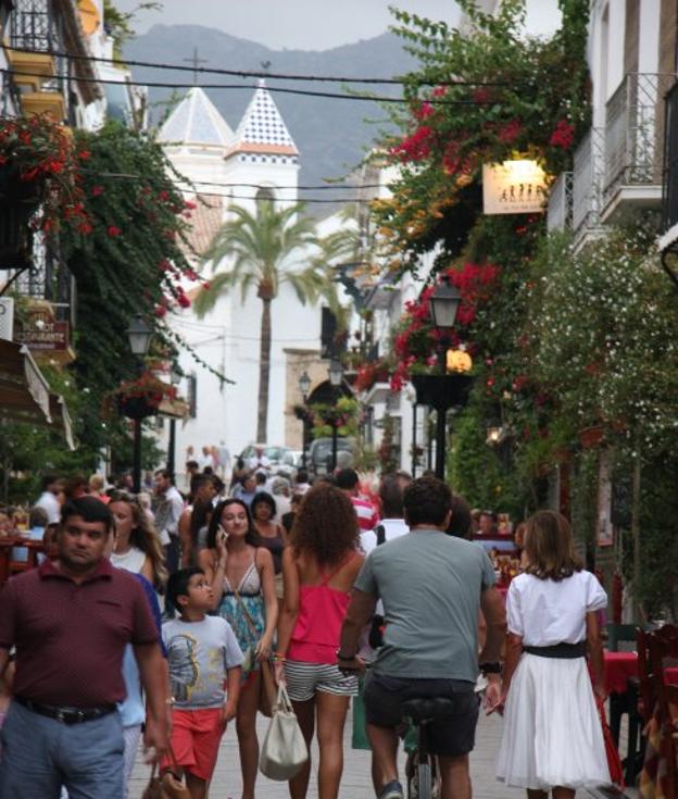 Ciudadanos andando por el centro. /Josele-Lanza -