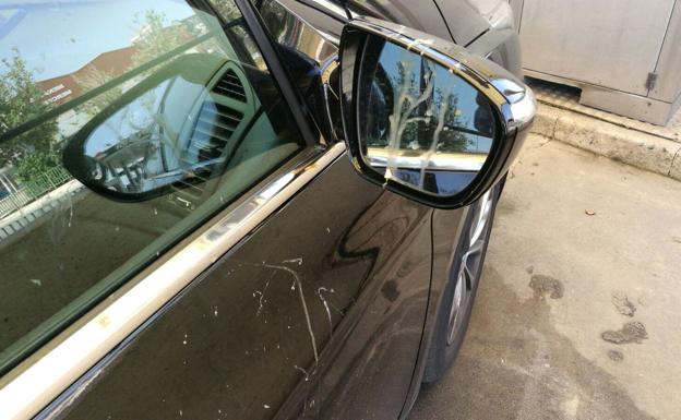 Destrozos en uno de los coches de Cabify.