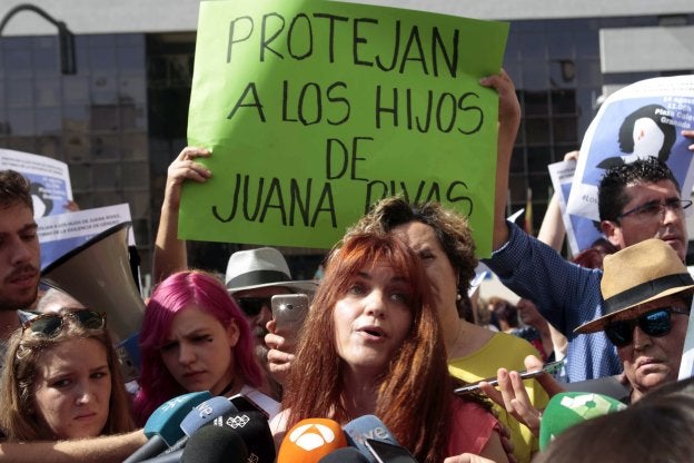 Puri García lee una carta que le ha hecho llegar Juana Rivas. :: efe/pepe torres/