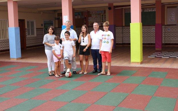 El alcalde en la visita al colegio Simón Fernández. /Charo Márquez
