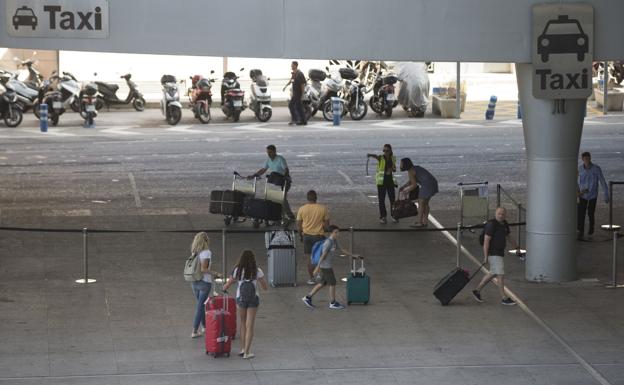 Pasajeros a la salida de la Terminal