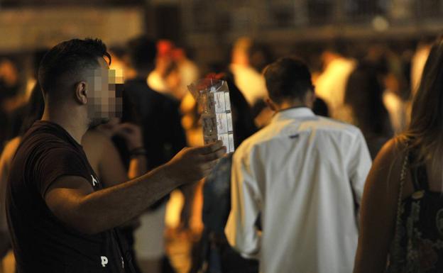 Un vendedor de tabaco ilegal en el Real.