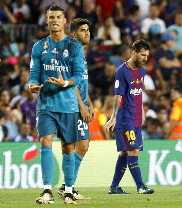 Cristiano Ronaldo (i), Marco Asensio y Leo Messi, la noche del domingo en el Camp Nou. :: Q. GARCÍa / EFE