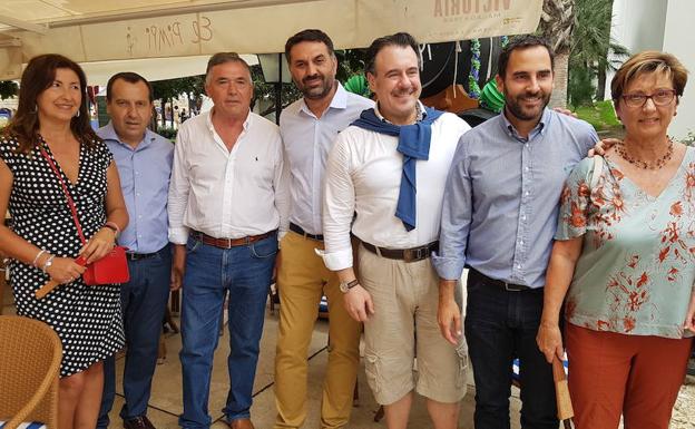 El consejero Francisco Javier Fernández coincidió en la feria con Carlos Álvarez.
