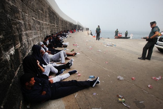 Inmigrantes reciben atención en el puerto de Tarifa (Cádiz) en la mañana de ayer. EFE/A.Carrasco Ragel