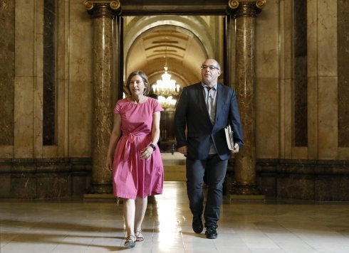 Forcadell y Guinó caminan por los pasillos del Parlament tras la reunión ayer de la Mesa. :: a. dalmau / efe