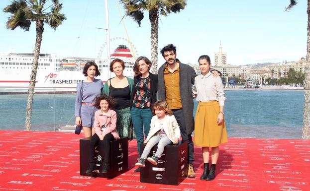 La directora Carla Simón posa con los actores Bruna Cusí, Laia Artigas, Paula Robles y David Verdaguer, tras presentar su película "Verano 1993" en el Muelle Uno (archivo).