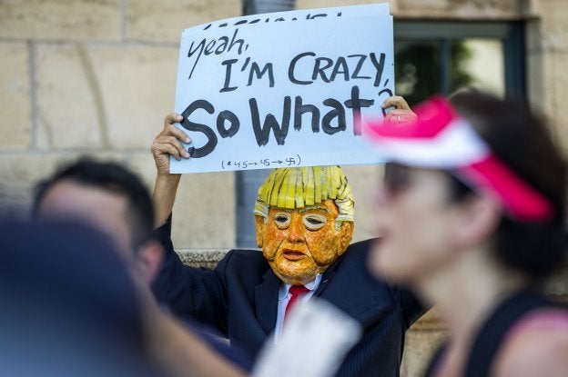 Manifestantes protestan en Miami contra las políticas migratorias del Gobierno de T rump. :: Giorgio Viera/ efe