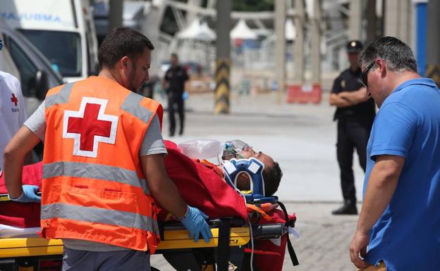 Uno de los inmigrantes que han llegado al Puerto de Málaga ha sido trasladado al hospital.