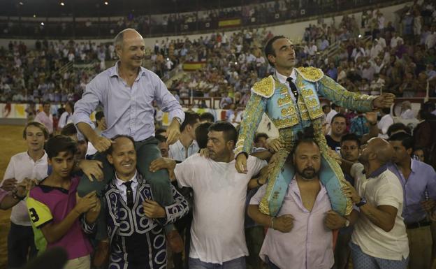 Enrique Ponce sale a hombros y abre la puerta grande