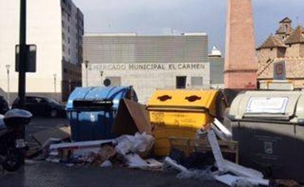 Contenedores y basuras frente al mercado del Carmen