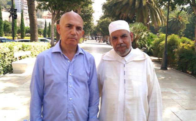 Hassan Roudani y Omar El Farouk, ayer tras la concentración. /Ana Pérez-Bryan