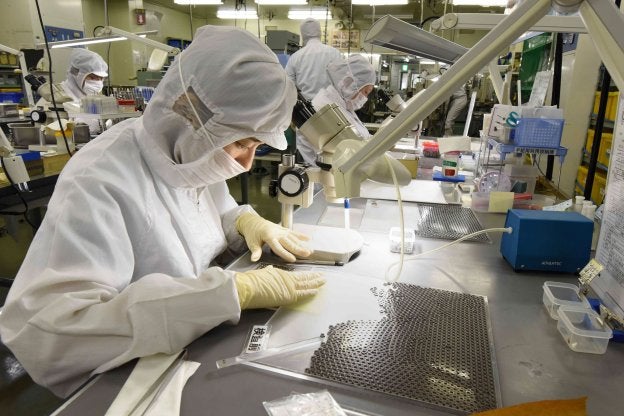 Operarios en una planta de materiales de microprecisión en Japón. :: afp