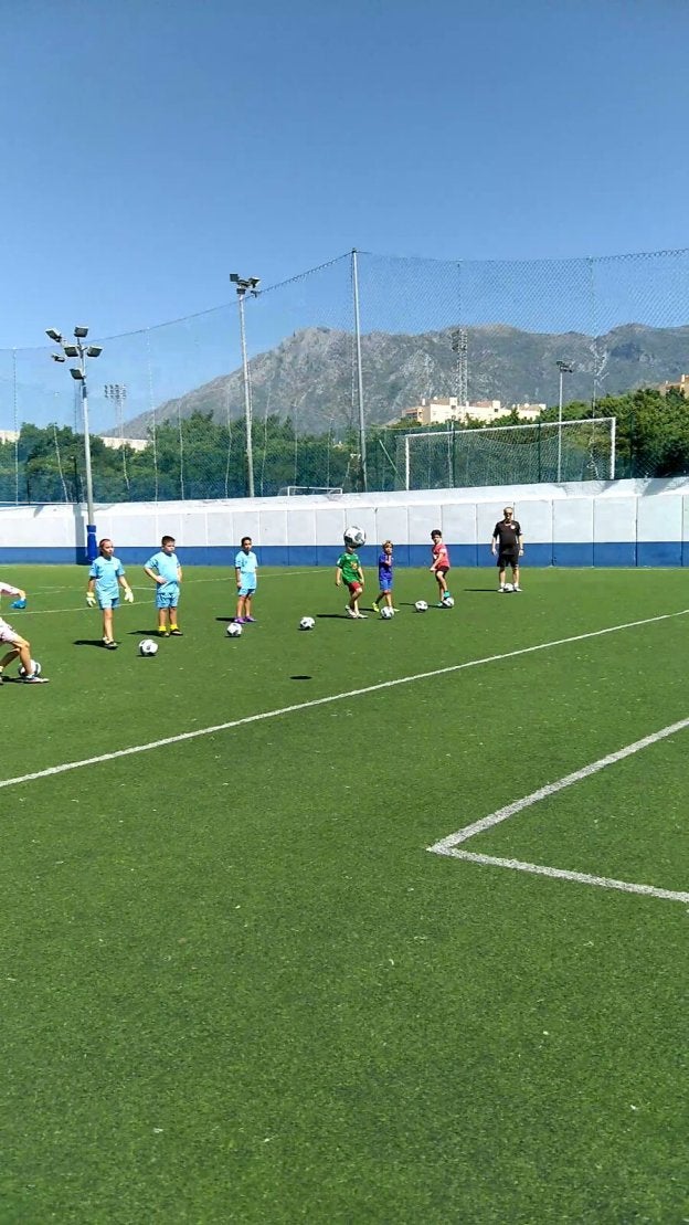 Niños en plena sesión de entrenamiento.