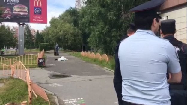 Policías rusos en el lugar donde fue abatido el terrorista. :: efe