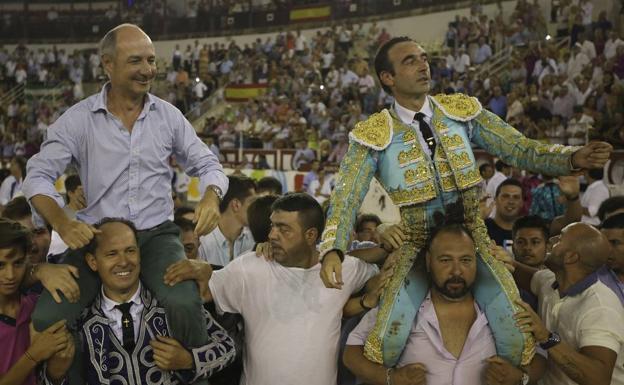 Enrique Ponce abrió la puerta grande La Malagueta.