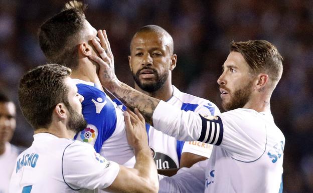 Ramos da un manotazo a Schärr.