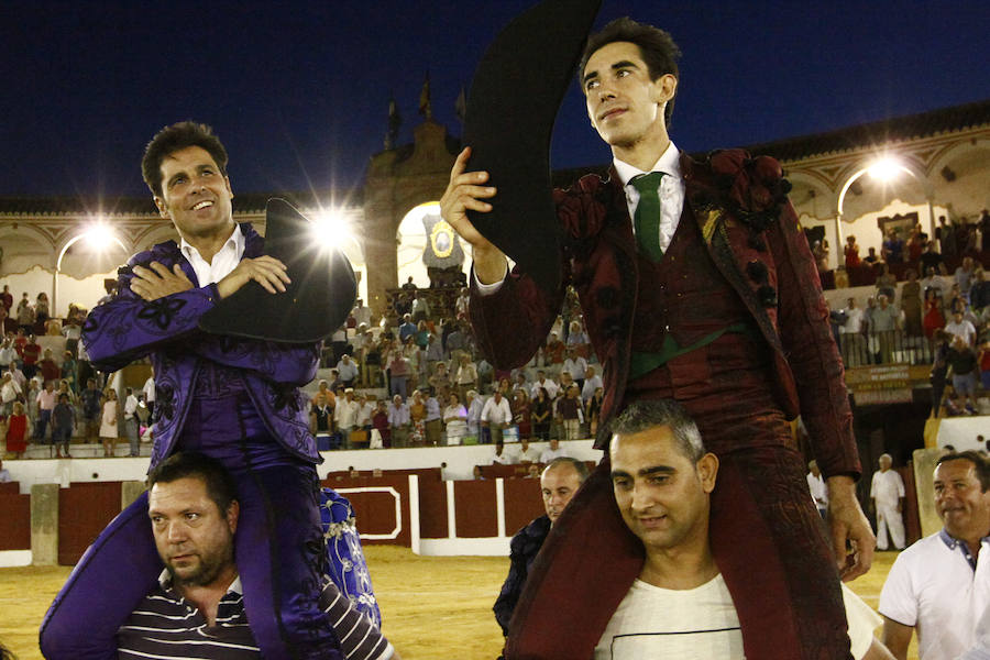 Francisco Rivera y Saúl Jiménez Fortes, a su salida a hombros de la plaza de toros de Antequera.