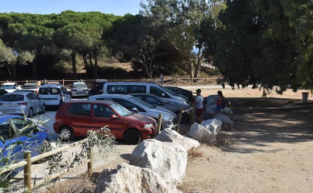 Los conductores se toparon ayer con el bloqueo de la entrada a la zona no autorizada.