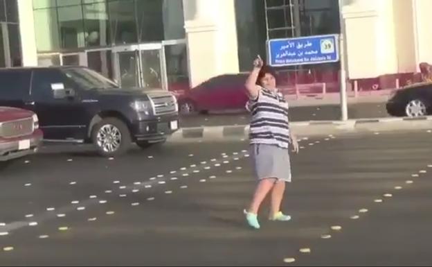 El joven, balinado la canción 'La Macarena'.