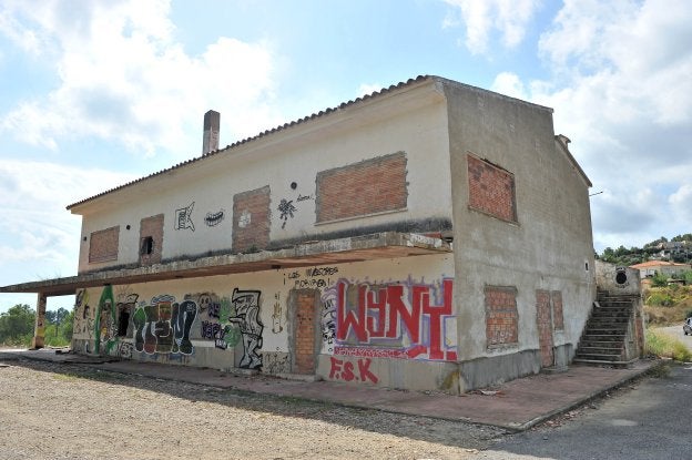 Aspecto exterior que presenta la masía de Riudecanyes; en el recuadro, restos del carné de conducir de Hichamy. :: A. González / Diari de Tarragona