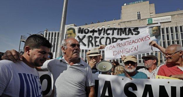 José Gaspar y Juan Cortés, marido y padre de Rocío Cortés, fallecida en el accidente del ascensor del Valme, en la protesta ayer.