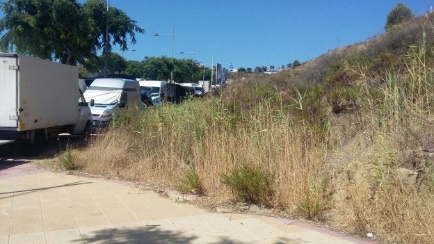 Mercadillo situado junto a una parcela abandonada.