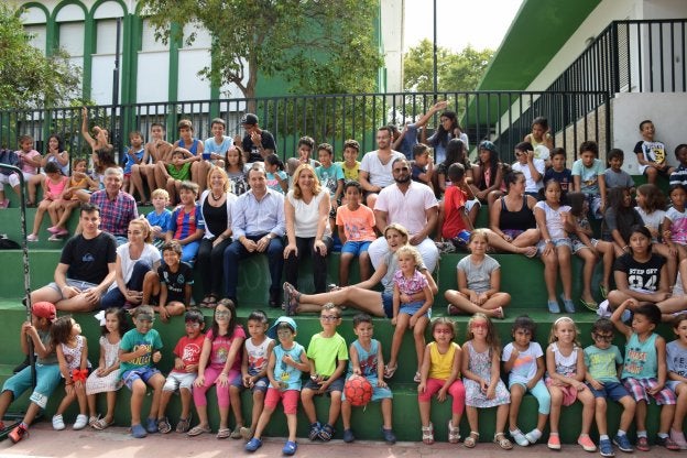 Responsables de la Escuela de Verano, ayer, con los niños. :: sur