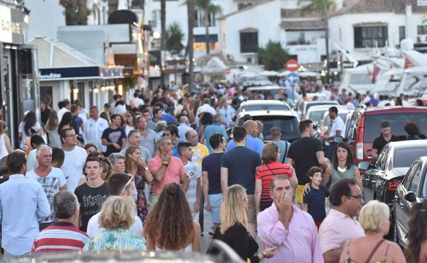 Las calles de Puerto Banús son un hervidero de gente durante todo el verano.